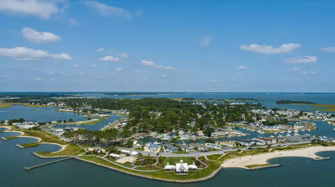 Pot-Nets Seaside allows residents to make the most out of exceptional waterfront living, with unsurpassed water views, stretches of beautiful private beaches and towering pines.
